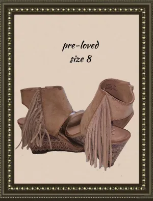 Rampage high wedge sandal- so cute and unique - size 8 (b)