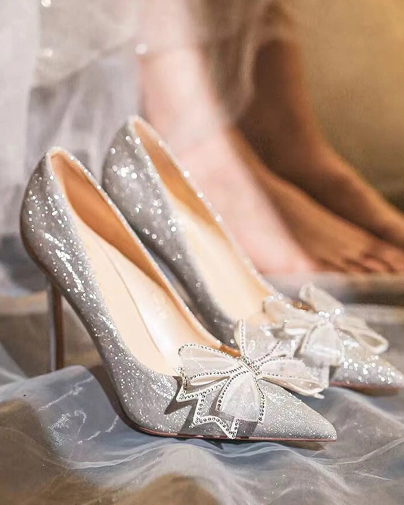 Valar Sparkle Bow Pumps In Silver